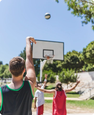 Basketballspieler beim Wurf