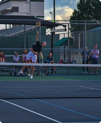 Tennisspieler beim Aufschlag