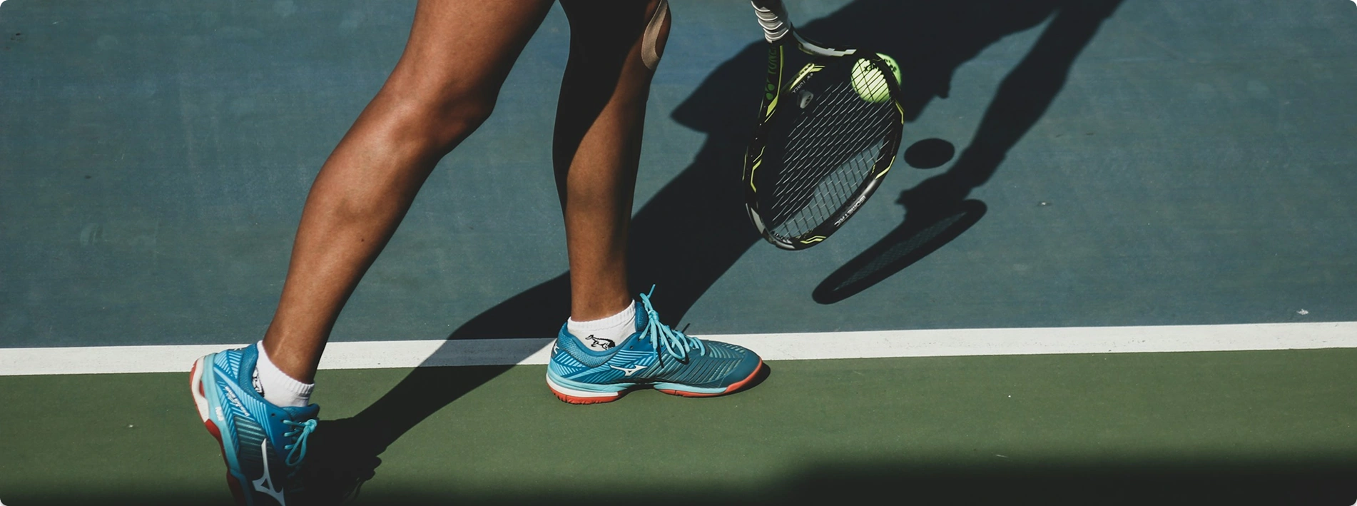 Nahaufnahme eines Tennisrackets mit Ball